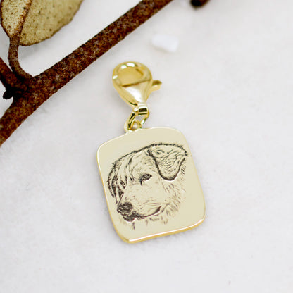 charm con moschettone e forma a piastrina in argento bagnato in oro giallo