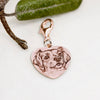 charm con moschettone a cuore in argento e bagno in oro rosa. Personalizzato con l'incisione laser del tuo migliore amico