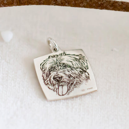 ciondolo cane personalizzato. Charm quadrato con incisione del ritratto a mano del tuo cane