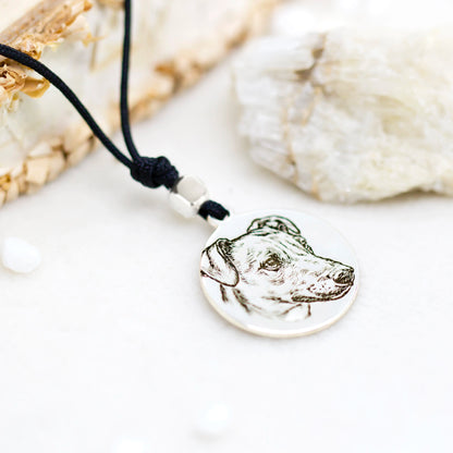 collana cordino tondo uomo con ciondolo rotondo in argento inciso col ritratto del proprio animale domestico