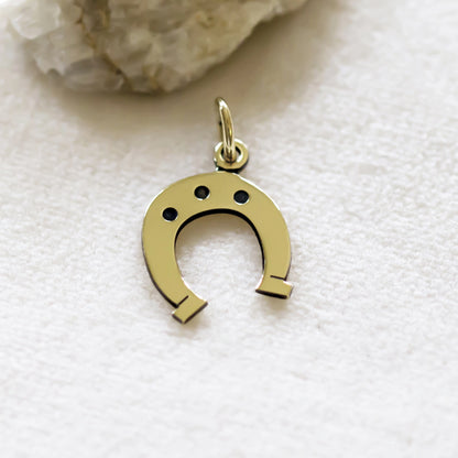 ciondolo ferro di cavallo in ottone con cordino. Regalo perfetto per gli amanti dei cavalli