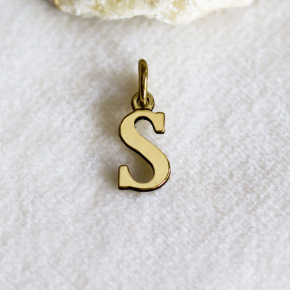 collana con lettera iniziale appesa