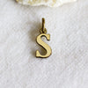 collana con lettera iniziale appesa